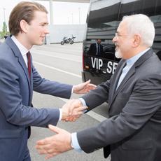 Aussenminister Kurz empfängt iranischen Aussenminister Zarif am Flughafen 270615