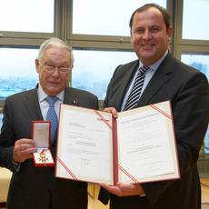 Finanzminister Pröll Goldenes Ehrenzeichen an Arnaboldi 070110