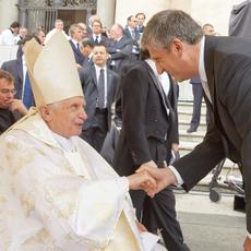 Vizekanzler Spindelegger bei Papst Heiligsprechung 270414