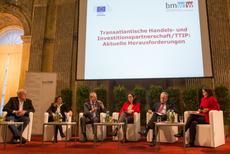 Vizekanzler Mitterlehner und EU-Kommissarin Malmström Podiumsdiskussion zu TTIP 200115
